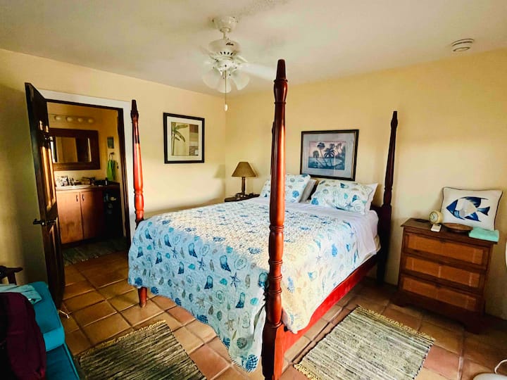 Საძინებელი ნომერი 1, ცალკე სააბაზანოთი, კონდიციონერით, ორადგილიანი საწოლით და აუზის ტერასის კარებით.