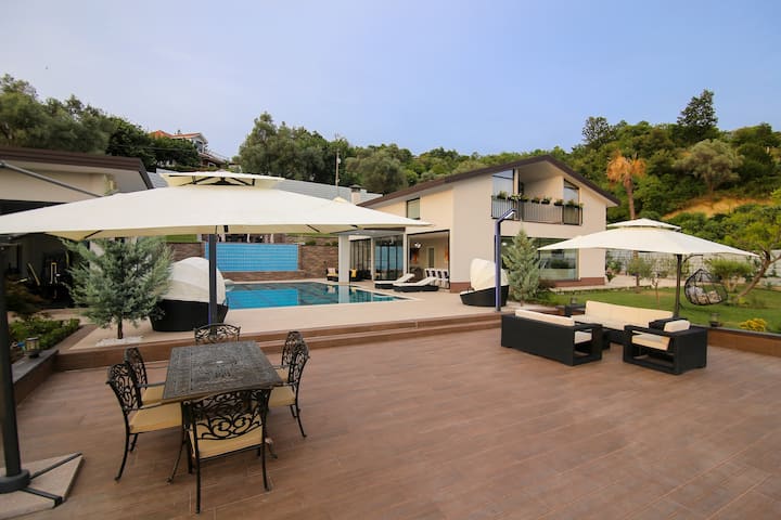 Hidden Hill Villa ***** with heated pool & jacuzzi
