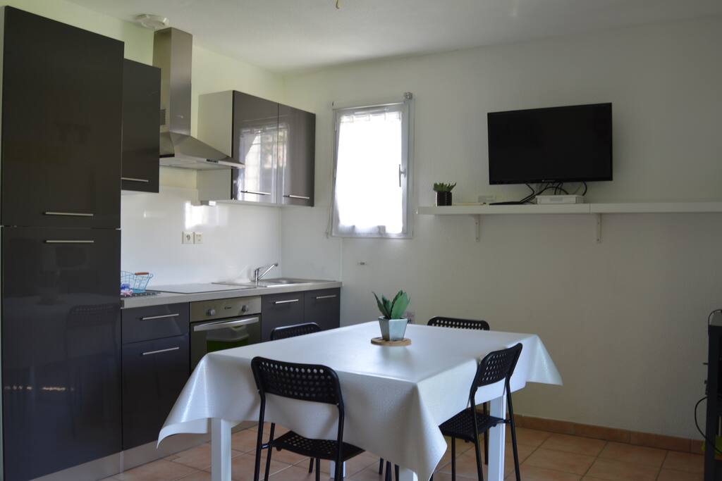 le coin cuisine
(table avec rallonge possible)