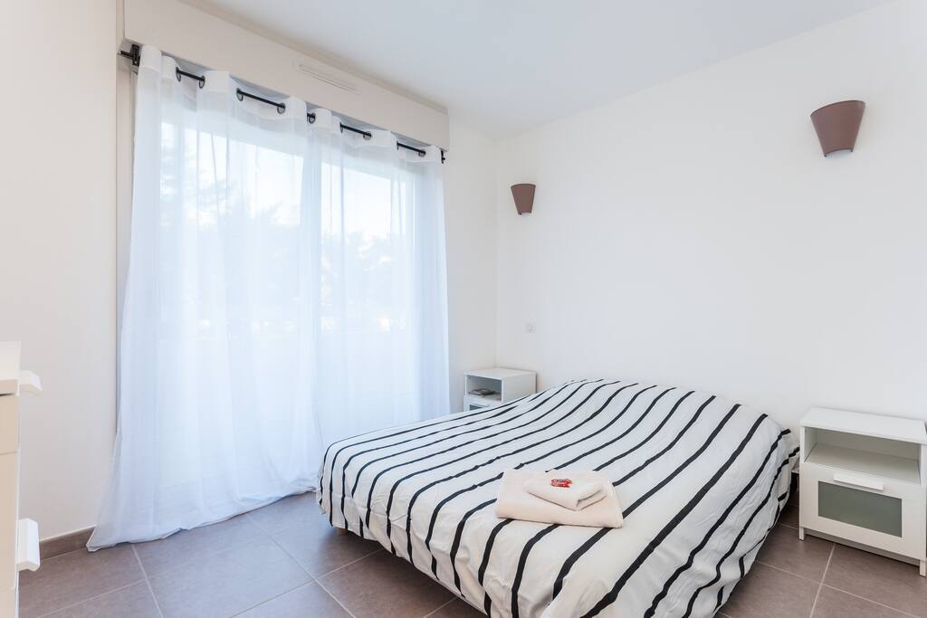 Votre chambre est équipé d'un lit de 140 x 190. Dans chaque table de nuit une rallonge avec 3 prises pour pc, tablette, tel...