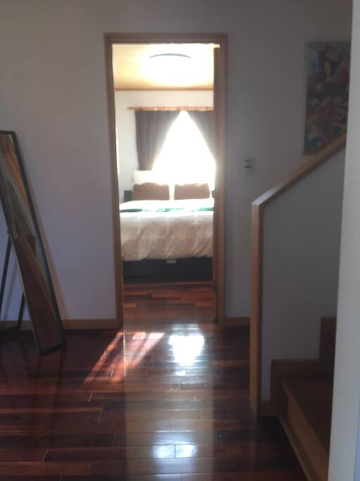 There is a bedroom on the 2nd floor.
2Fにベッドルームがあります。