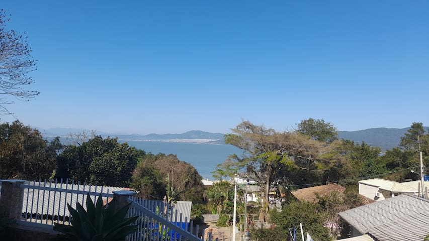 Entire home with 2 bedrooms in Governador Celso Ramos - Casa ampla com vista para o mar