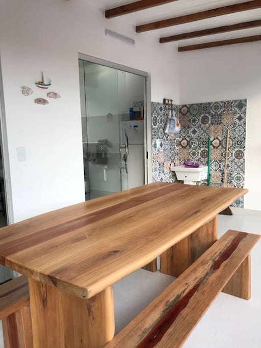Varanda Gourmet, ampla e com tanquinho ao fundo.