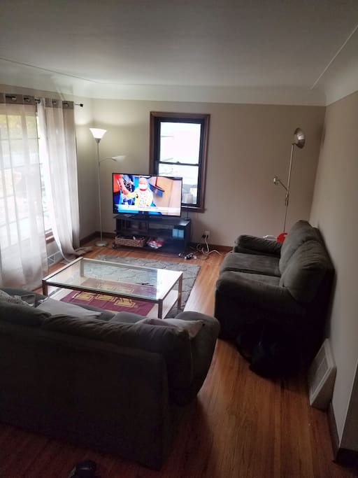 Living Room w/cable