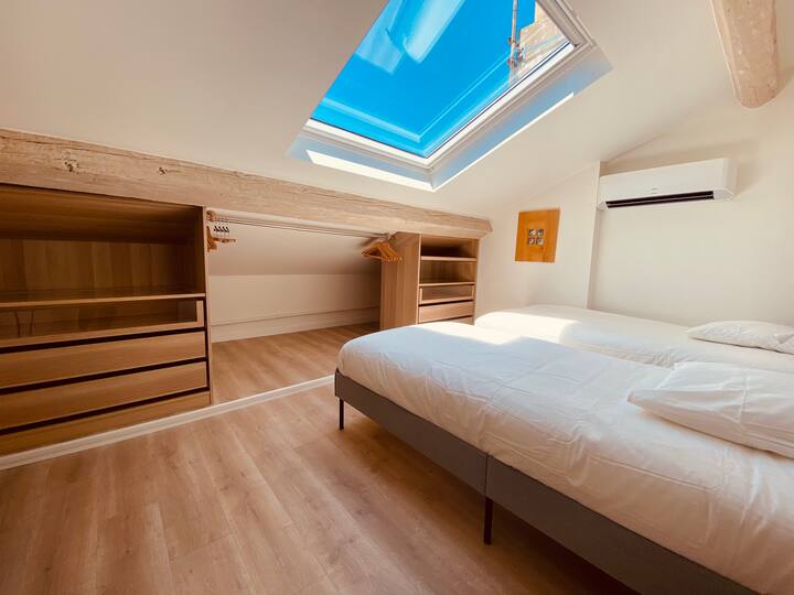 Camera con 2 letti singoli di 90 ( raggiungibili ) con spogliatoio