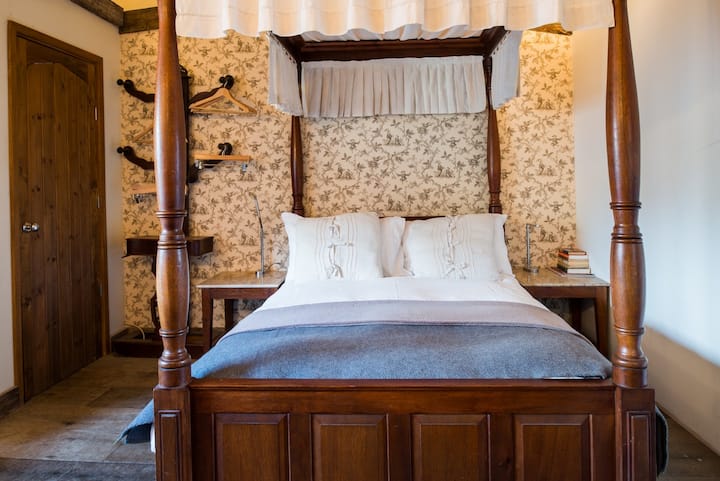 ห้องนอนมีอ่างอาบน้ำแบบมีเตียงคู่ 4 หลังพร้อมอ่างอาบน้ำแบบยืนฟรีในห้องนอนและอ่างล้างมือแยกต่างหาก