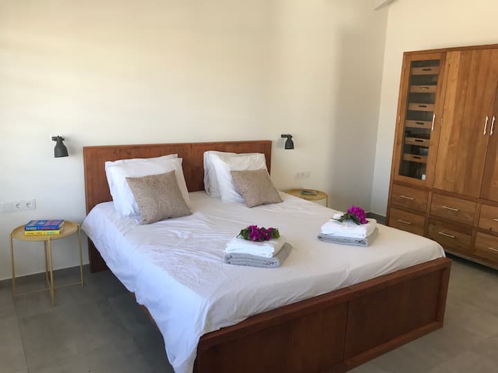 חדר שינה למטה (2 מיטות בגודל ‎ 90 x 200)