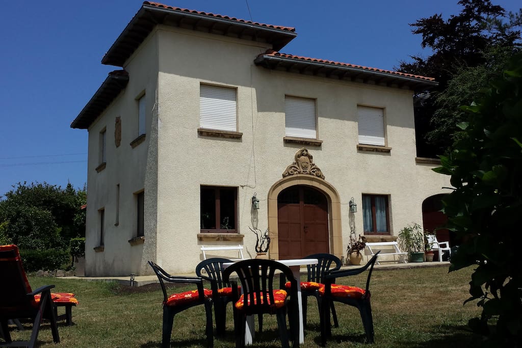 Vista de la casa desde el jardin