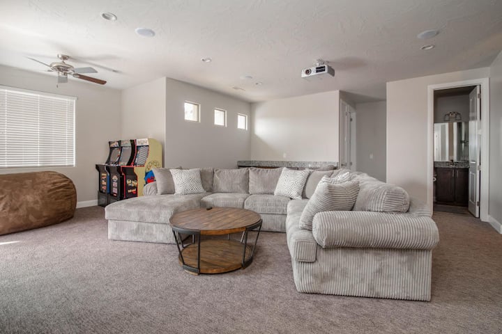 Spelletjeskamer/theaterkamer met kitchenette,  queensize slaapbank