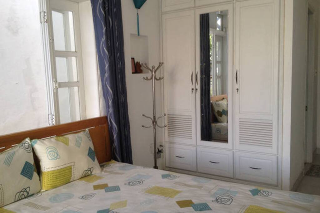 White roomBl