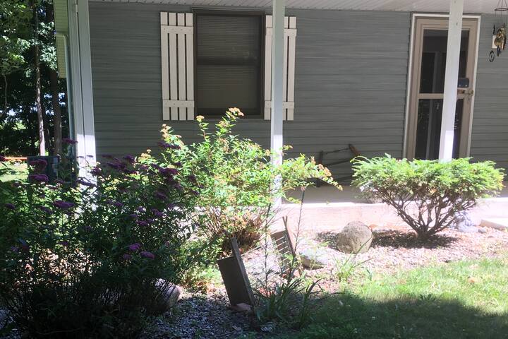 Wooded Retreat II - 2 Rm Suite EZ access off I-43
