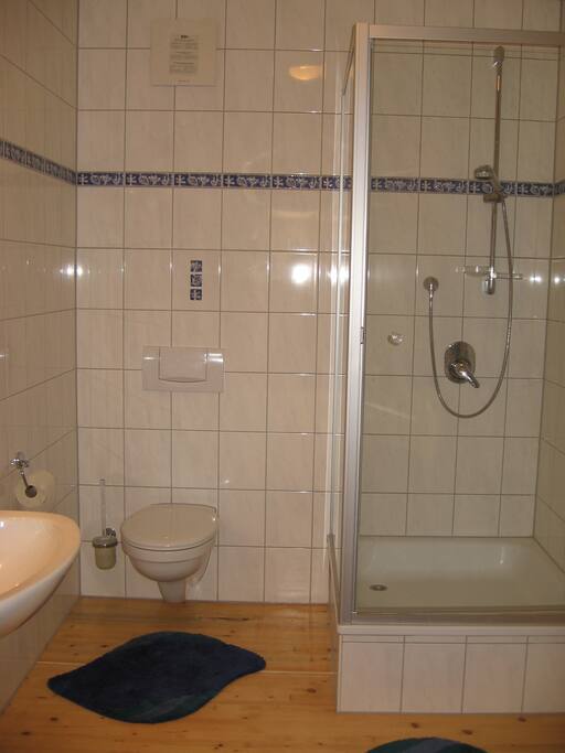 Bad mit Dusche u. WC