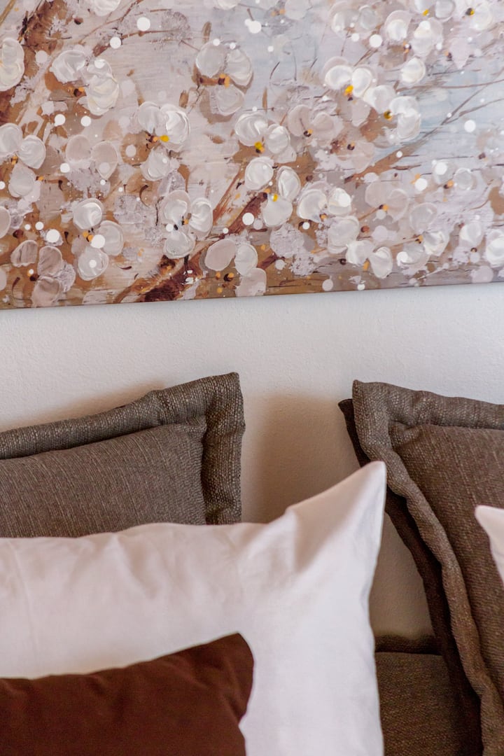 Смирувачки декорации во двете спални соби.