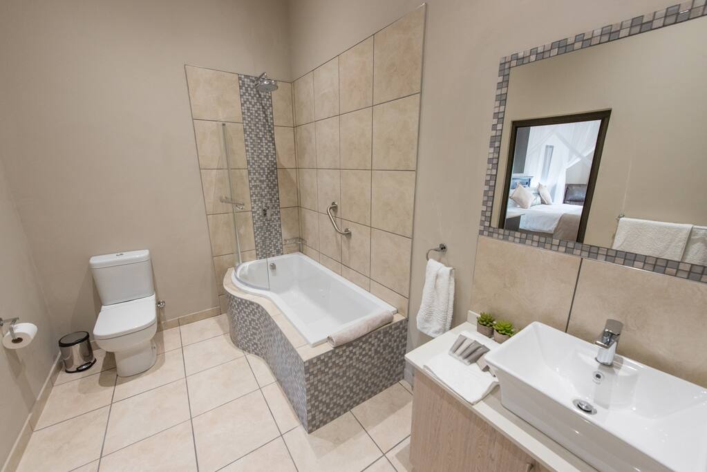 Twiga Tower Bathroom - Lion room