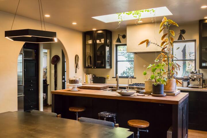 Beautiful Spanish Style Hacienda Oasis with Pool gallery image 4