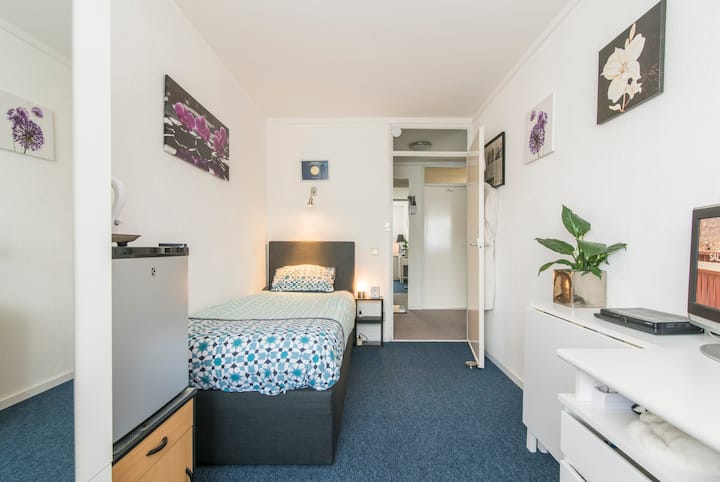 Simple room 10 M2 comfortable. Super reviews