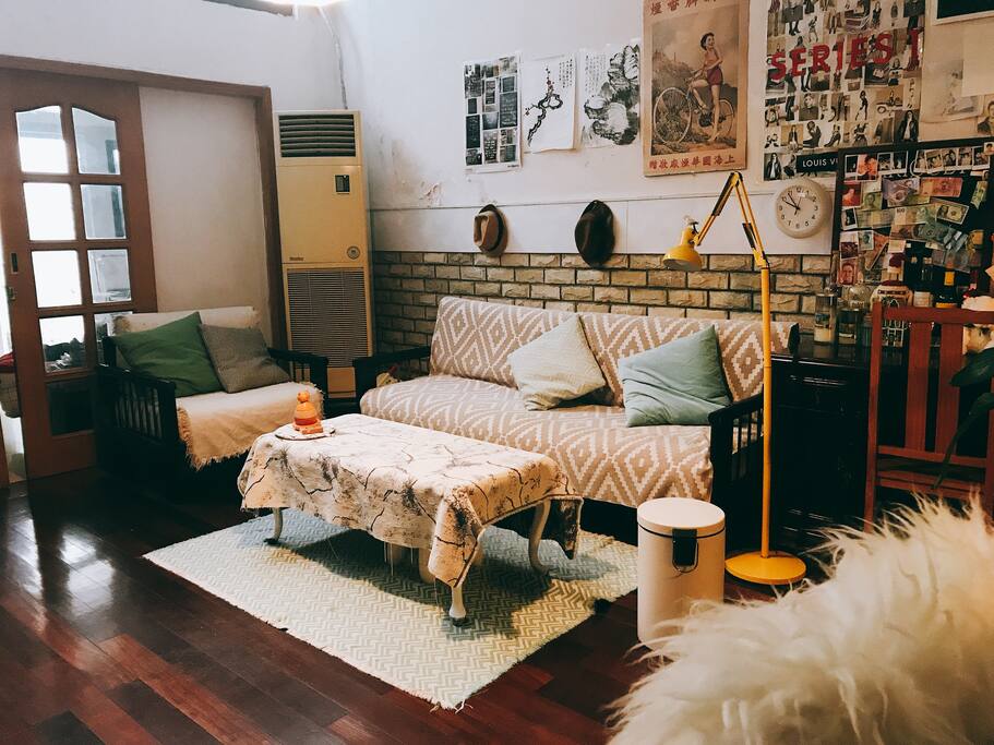 Sofa at daytime . 白天的沙发状态