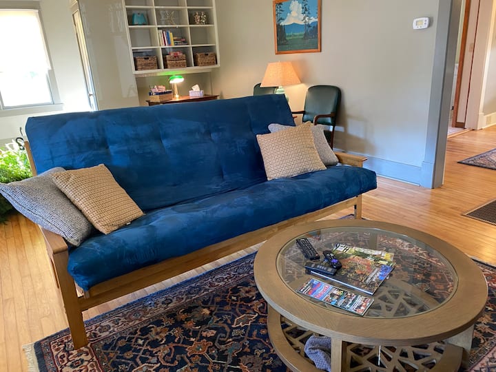 Futón v obývacej izbe je manželská posteľ. 