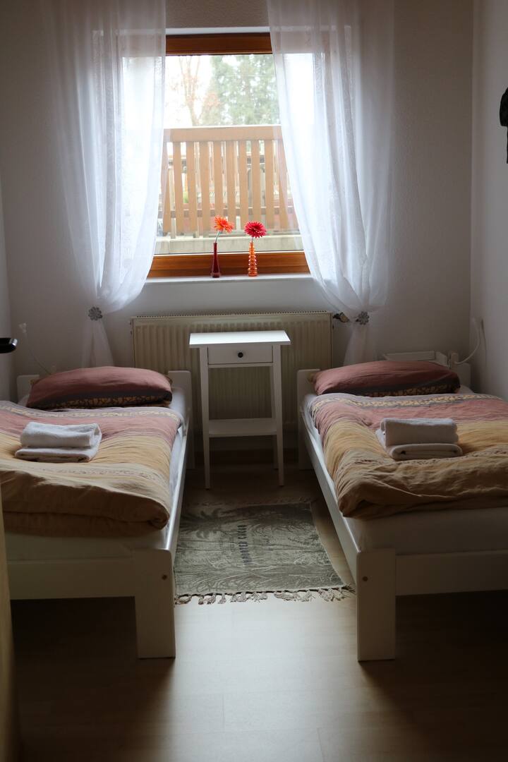 较小的卧室设有两张单人床和一个衣柜