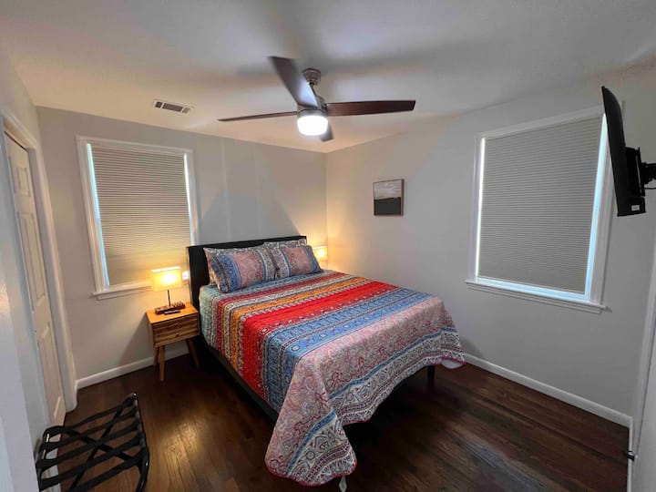 Cama tamaño✔ queen vestida con sábanas de calidad fresca
✔ Ventanas con persianas que oscurecen la habitación
Mesitas de noche✔ modernas ubicadas junto a la cama
Lámparas ✔ modernas de noche con ventilador de✔ techo de la estación de carga universal incorporado
