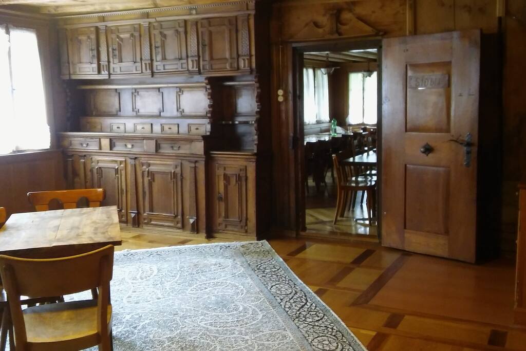 gemütliche Räume auch für Privatsphäre, Familien, Einzelgäste,
Stube mit Buffet ist 29m2 gross