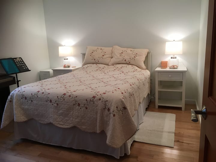 ห้องนอนชั้นแรก เตียงควีนไซส์ห้องเล็กสวยมากพร้อมเปียโนไฟฟ้าและเดสก์ท็อป 