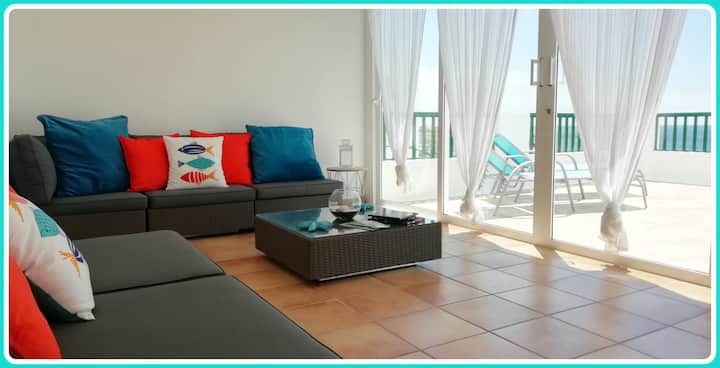 Salón muy luminoso y con vistas al mar - Very bright living room with sea views