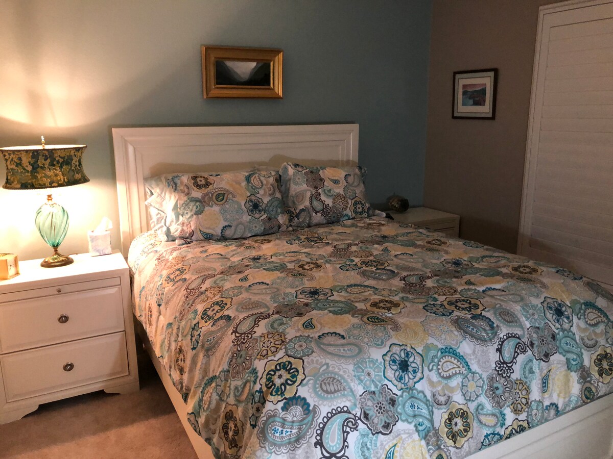 客房设有超级舒适的标准双人床，配有枕头床垫、吊扇、带DVR的60英寸电视、梳妆台、行李架、全身镜、大衣柜……
