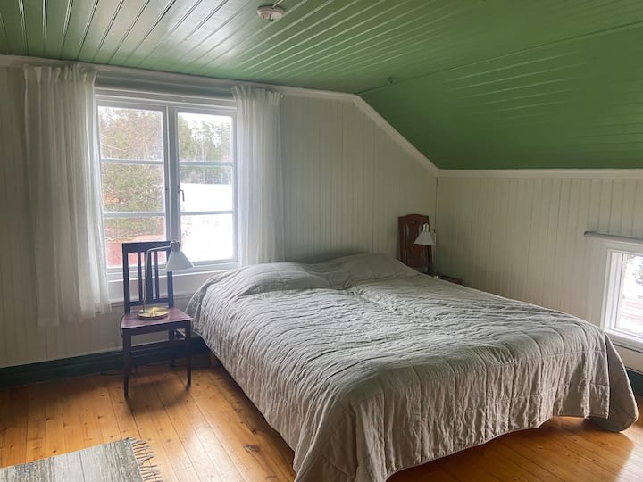 Camera da letto con letto matrimoniale e armadio