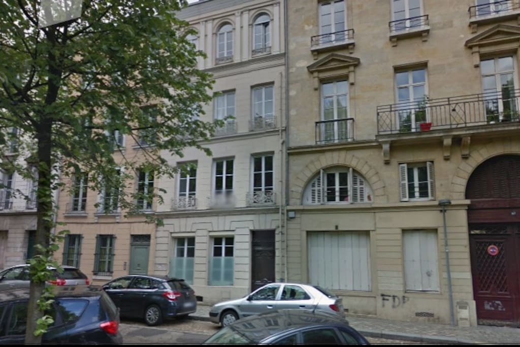 Façade de l'immeuble. Le boulevard est doublé par une contre-allée arborée, ajoutant au charme de l'appartement et à sa tranquillité.