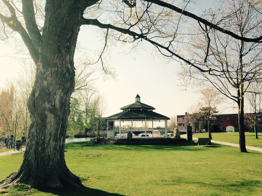 Ive's Park is nearby too where you can appreciate the views of the Raquette River.