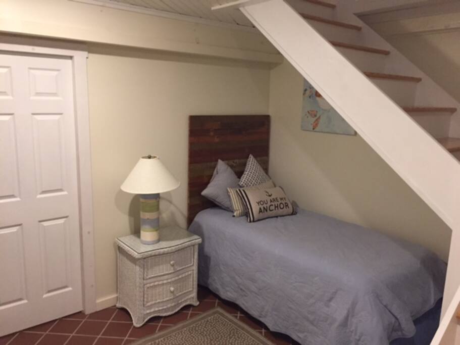 Bedroom 2 - single bed with trundle, t.v.