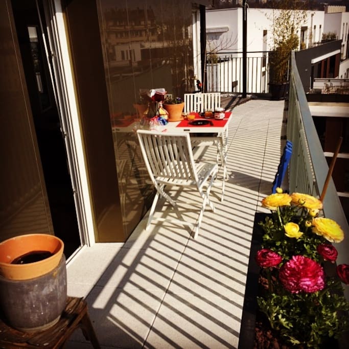 Une terrasse pour un petit déjeuner ensoleillé.