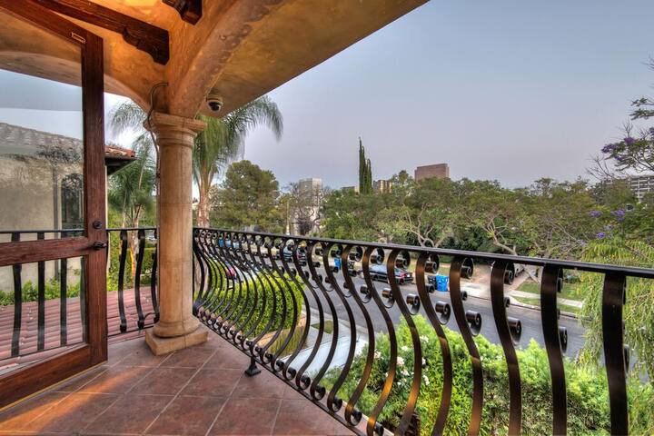 Luxurious Tuscan Villa gallery image 4