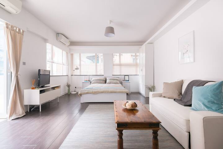 Stunning Large Studio + Terrace. 1min to MTR.