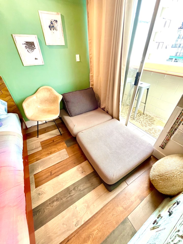 La pila cuadrada se reorganiza en la disposición del colchón del piso para dormir. 