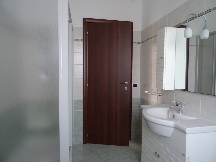 bagno con servizio doccia e set asciugamani per ogni ospite