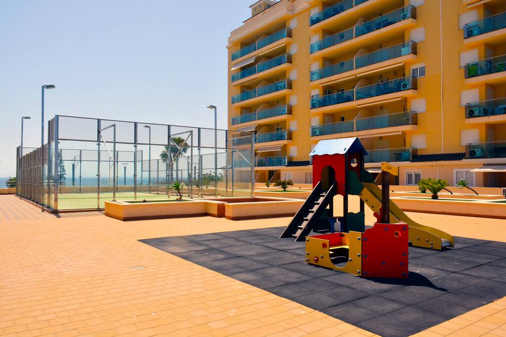 Parque infantil y pista de Padel