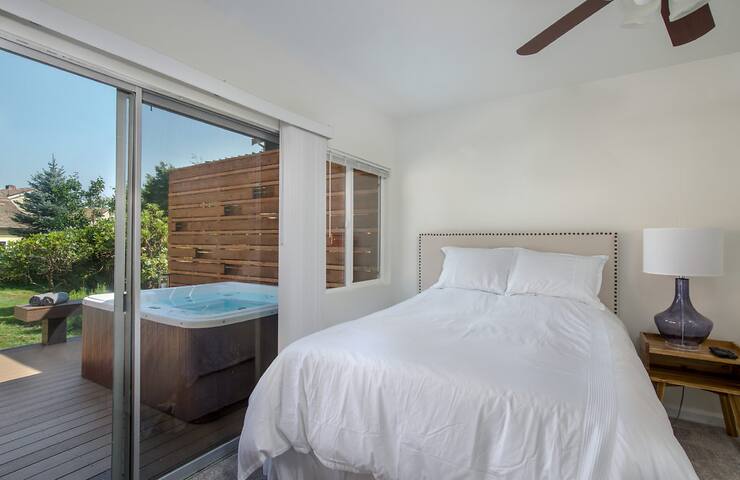 North Bend Downtown Suite with private back yard and hot tub.