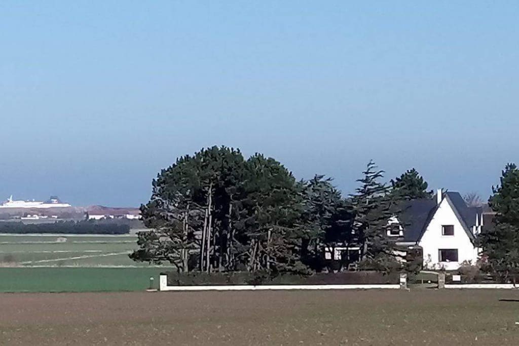 vue de notre maison avec les ferries qui passent au loin