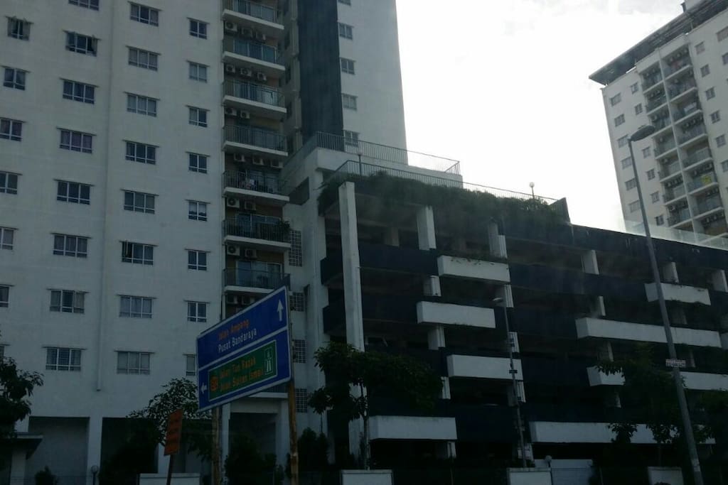Suria Jelatek Residence is a prime and exclusive area that is near the Embassy Row and a mere 3 kilometres away from Kuala Lumpur City Centre (KLCC)