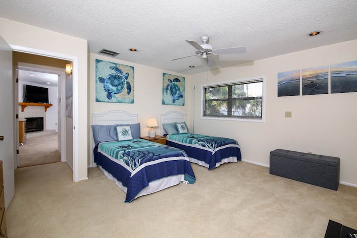 Two twin "turtle" bedroom