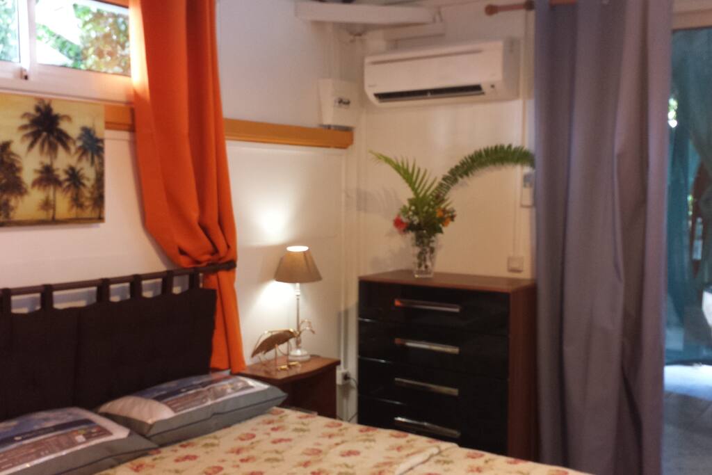 La chambre donne sur le SPA