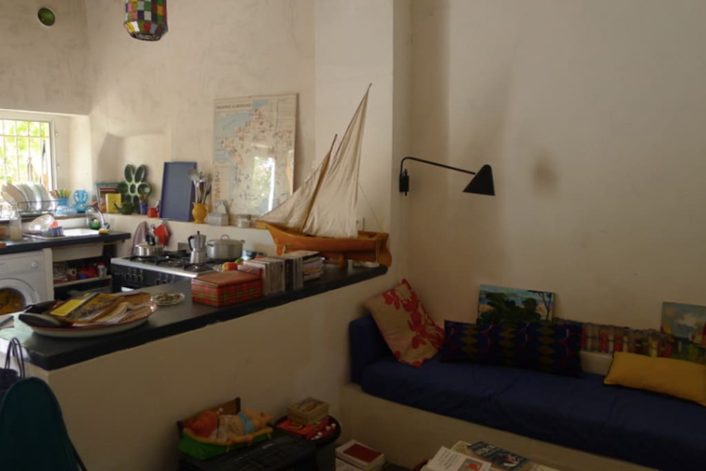 La cuisine ouverte sur la terrasse et la pièce à vivre