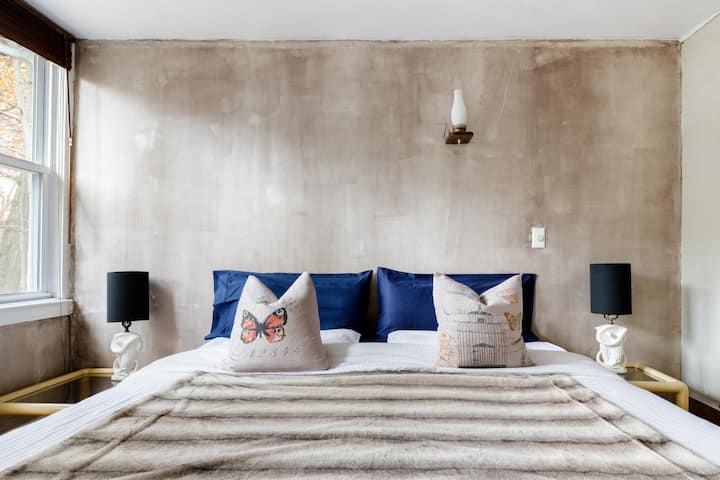 master bedroom with king size bed, European bedding-style, with white cotton/bamboo sheets