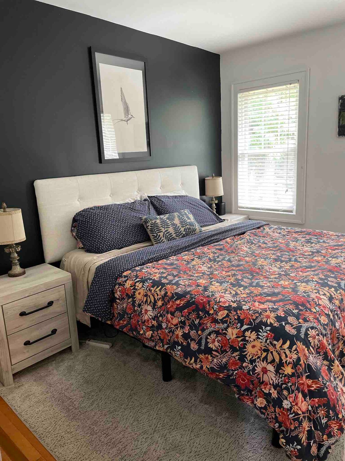 这是配备加大双人床的主卧室