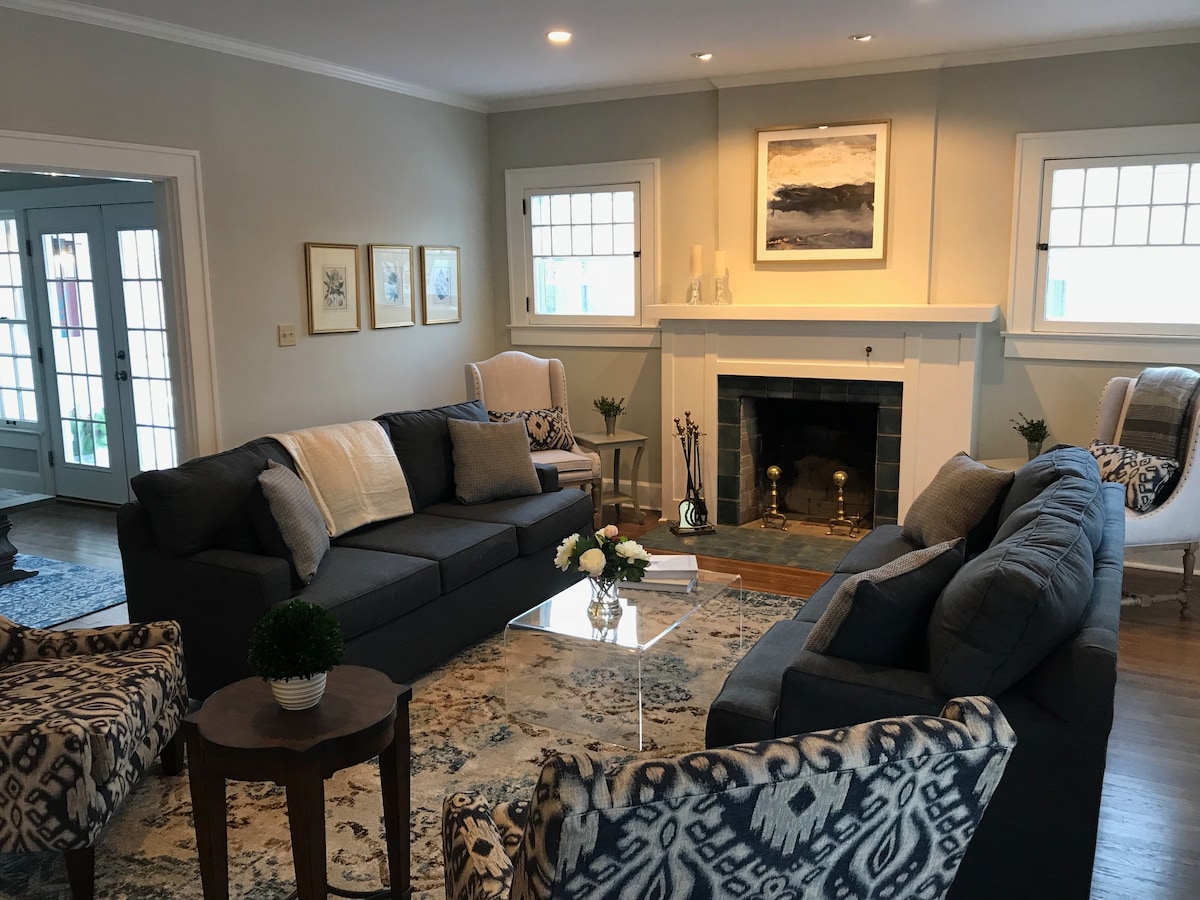 La sala de estar ofrece un espacio elegante para relajarse durante tu "tiempo de inactividad" o visitar con familiares o amigos. 