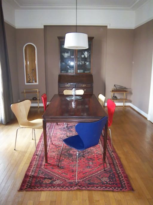 Dining area table for 6 can be extended to 10