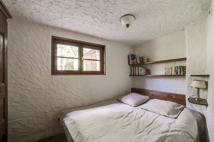 Dhomë dyshe në katin përdhes (krevat 160 cm)