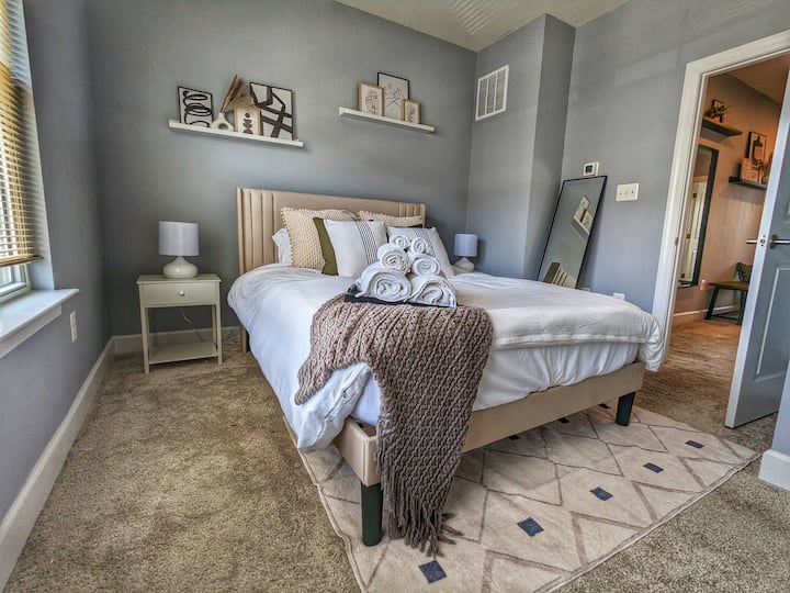 Indulge in tranquility and luxury. Our second bedroom with ensuite bathroom offers a private oasis, where comfort and convenience seamlessly intertwine.
-RentWithJovan